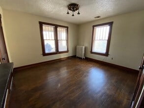 1008 Monroe Ave, Unit 2 in Charleston, IL - Building Photo - Building Photo