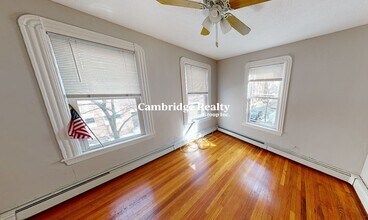 562 Green St, Unit 3A in Cambridge, MA - Foto de edificio - Building Photo
