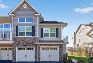 402 Sacandaga Loop in Fishkill, NY - Building Photo