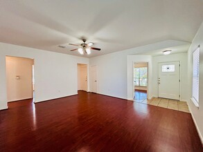 4905 Irvine Ln in Del Valle, TX - Foto de edificio - Building Photo