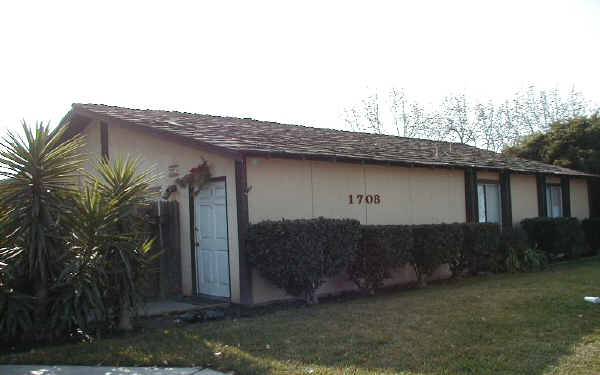 1708 Sylvan Ave in Modesto, CA - Foto de edificio