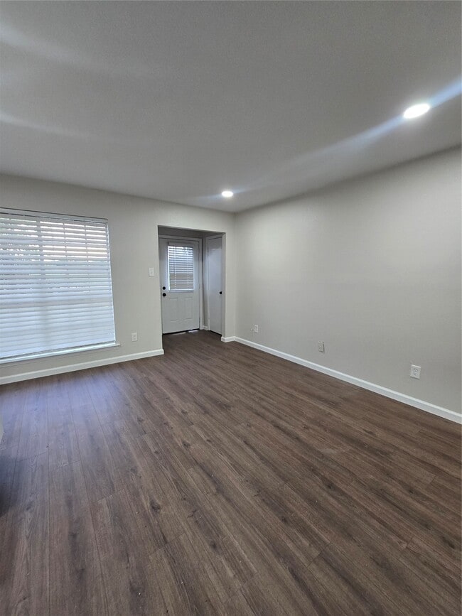 508 N Texas Ave in Webster, TX - Foto de edificio - Building Photo
