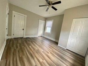 4822 Oak St, Unit 1 in Cincinnati, OH - Foto de edificio - Building Photo