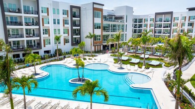 Arya in St. Petersburg, FL - Foto de edificio - Building Photo