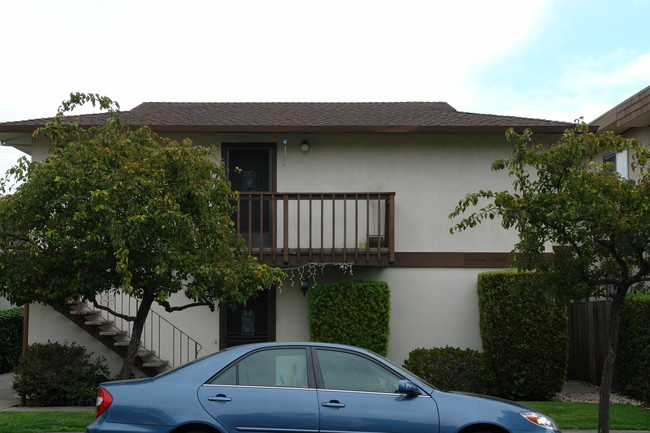 1136 Capuchino Ave in Burlingame, CA - Building Photo - Building Photo