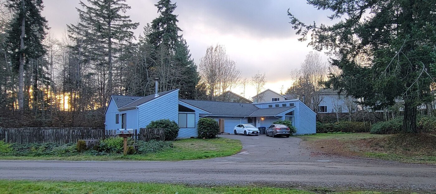 2211-2213 SE Sedgwick Rd in Port Orchard, WA - Building Photo