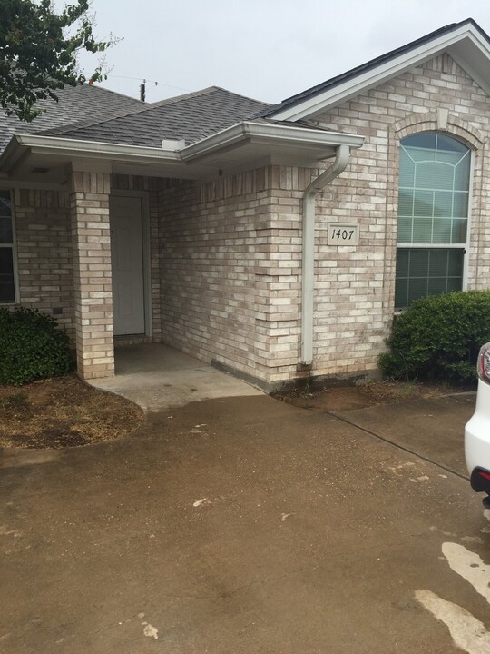 1405-1407 Western Oaks Ct in Bryan, TX - Foto de edificio