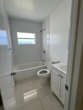 1992 NE 172nd St in North Miami Beach, FL - Foto de edificio - Building Photo