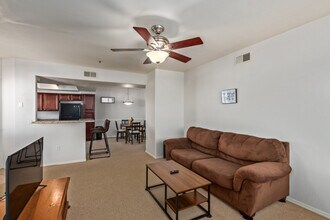4925 E Desert Cove Ave, Unit 310 in Scottsdale, AZ - Foto de edificio - Building Photo
