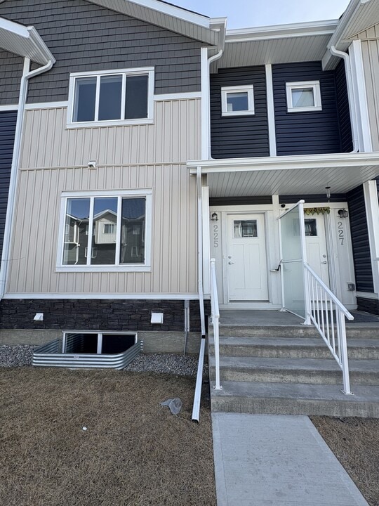 137 Red Embers Link NE in Calgary, AB - Building Photo