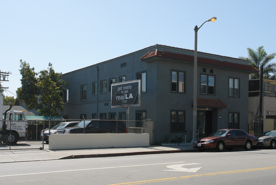 4266 Melrose Avenue in Los Angeles, CA - Building Photo