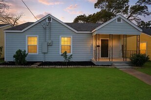 227 S Hampton Rd in Dallas, TX - Building Photo