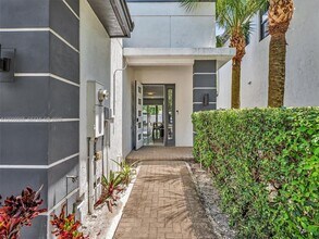 4920 Whispering Way in Fort Lauderdale, FL - Building Photo - Building Photo