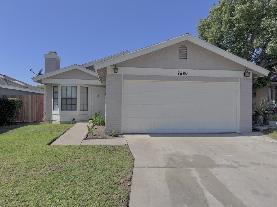 7880 Pinyon Ave in Fontana, CA - Building Photo