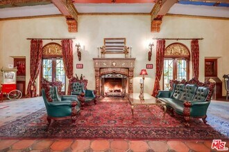 642 S Bronson Ave in Los Angeles, CA - Building Photo - Building Photo