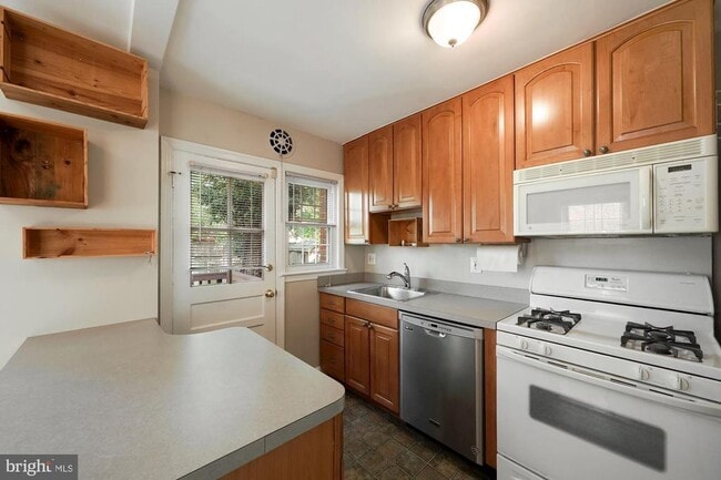 14 E Myrtle St in Alexandria, VA - Foto de edificio - Building Photo