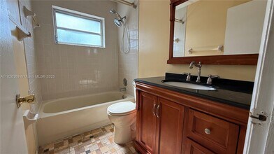 4235 SW 62nd Ave in Davie, FL - Building Photo - Building Photo