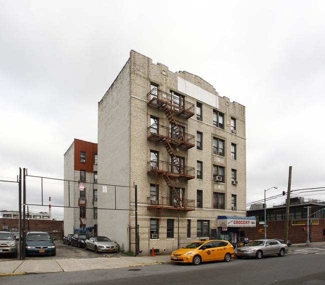 24-16 40th Ave in Long Island City, NY - Foto de edificio - Building Photo