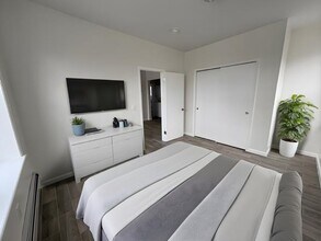 404 Stegman Pkwy in Jersey City, NJ - Building Photo - Building Photo