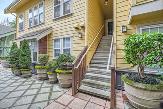 5430 California Ave SW-Unit -Unit 4D in Seattle, WA - Building Photo - Building Photo