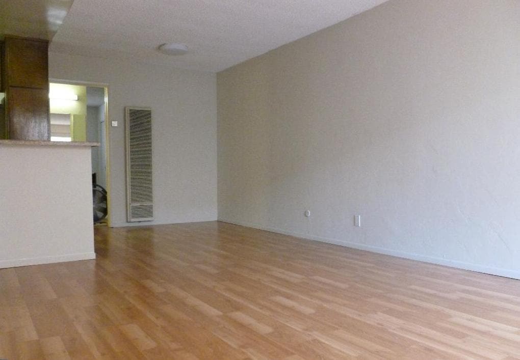 15001 Condon Ave in Lawndale, CA - Foto de edificio