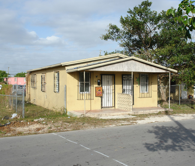 326-338 SW 3rd Ave in Homestead, FL - Foto de edificio - Building Photo