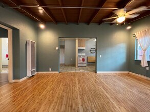 3373 Falcon Ave in Signal Hill, CA - Foto de edificio - Building Photo