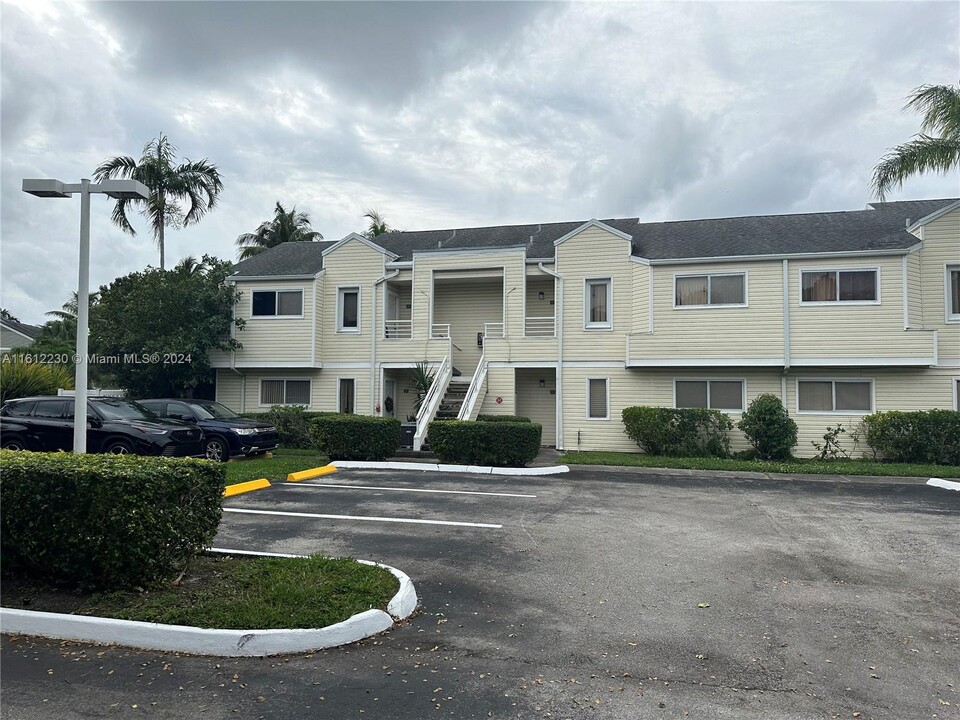 3477 NW 44th St, Unit 106 in Lauderdale Lakes, FL - Building Photo