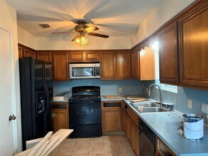 505 Huckleberry Dr in Lake Jackson, TX - Building Photo - Building Photo