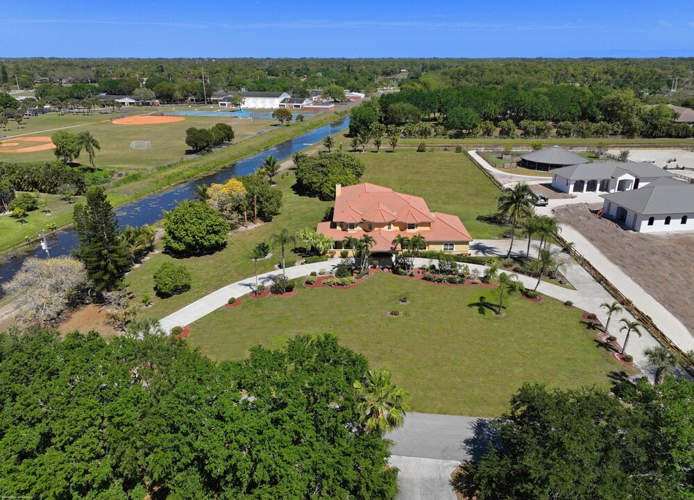 14983 Drafthorse Ln in Wellington, FL - Building Photo