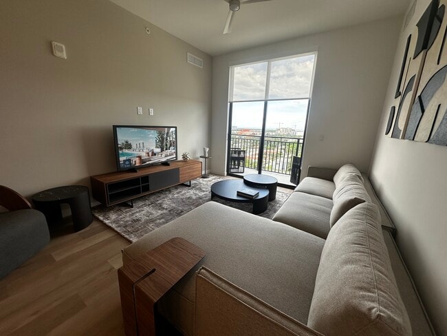 108 SE 3rd Ave, Unit B1 in Dania Beach, FL - Building Photo - Building Photo