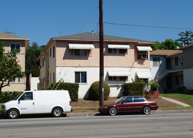 12823 Burbank Blvd in Valley Village, CA - Building Photo - Building Photo