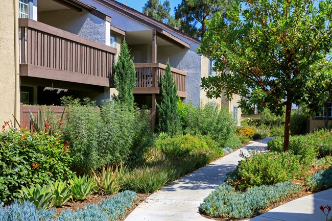 Rose Pointe Apartments in Fullerton, CA - Foto de edificio - Building Photo