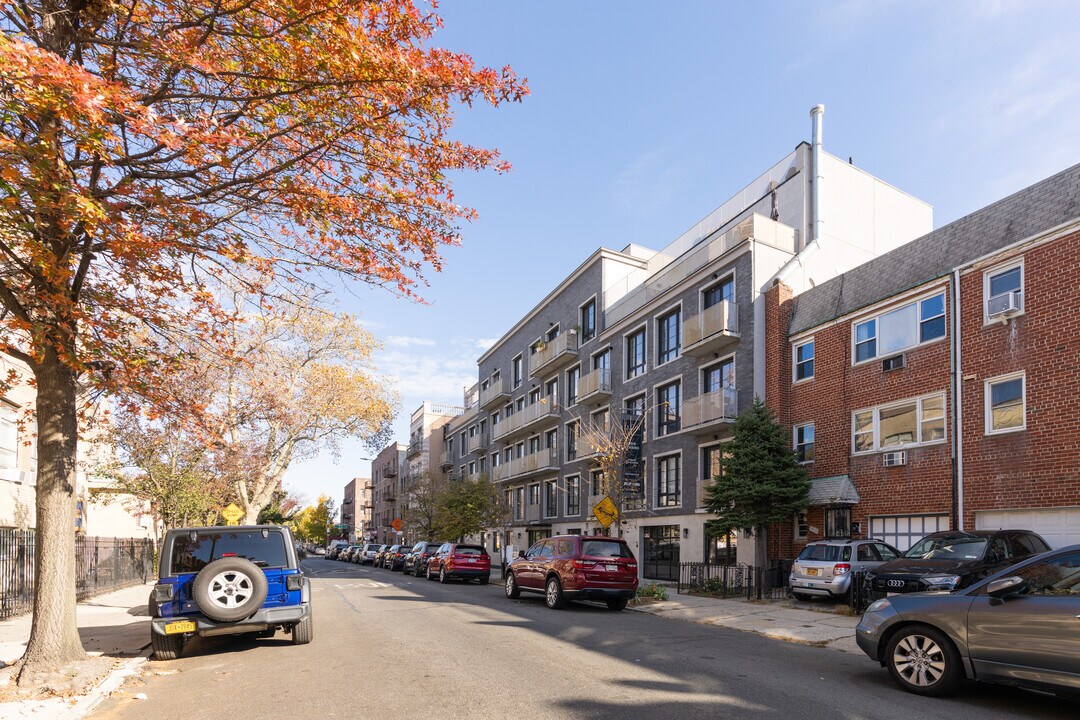 31-21 37th St in Astoria, NY - Building Photo
