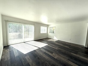 8055 High Meadow Ct in San Diego, CA - Building Photo - Building Photo