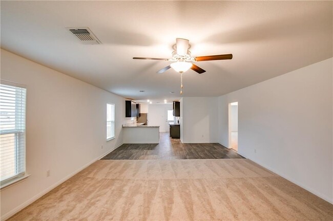 617 Riverdale Dr in Jarrell, TX - Building Photo - Building Photo