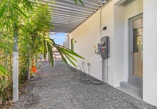 3204 Plaza St in Miami, FL - Building Photo - Building Photo