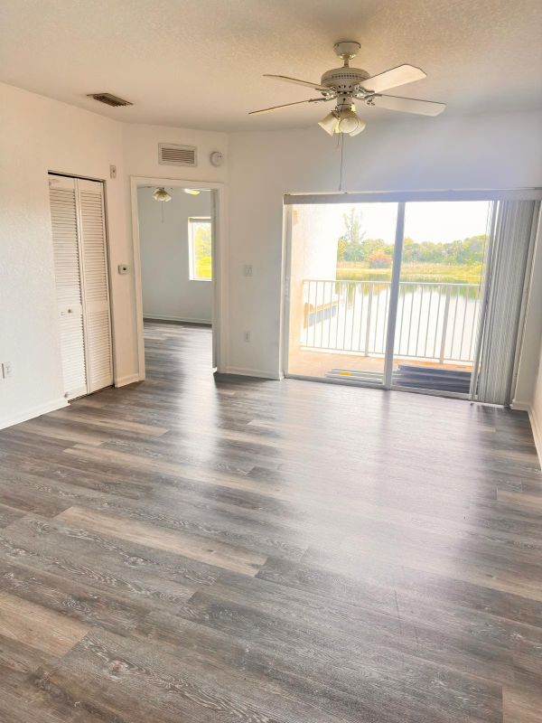 1145 Golden Lakes Blvd in West Palm Beach, FL - Foto de edificio - Building Photo