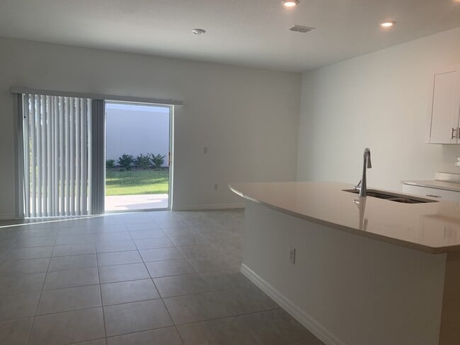 172 Riverfront Wy in Edgewater, FL - Foto de edificio - Building Photo