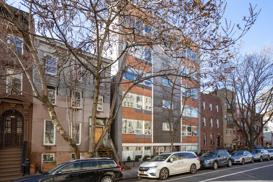 174 Clermont Ave in Brooklyn, NY - Foto de edificio