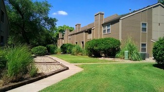 MacArthurs Lake Apartments in Wichita, KS - Building Photo