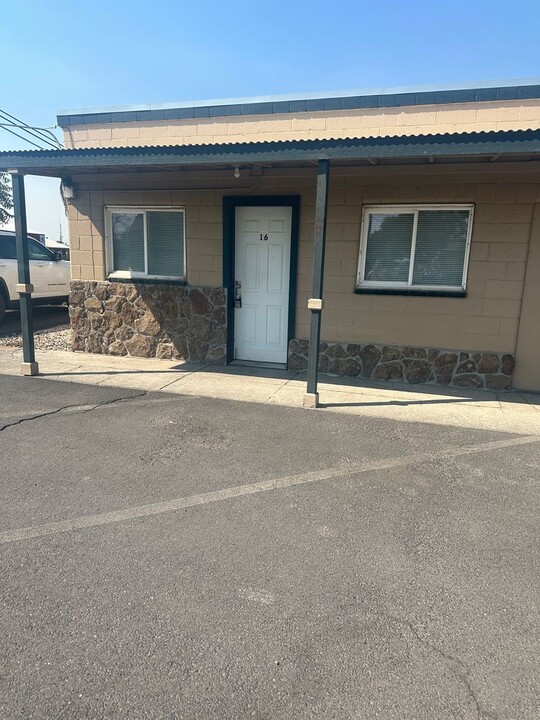 2128 W Broadway Ave in Moses Lake, WA - Building Photo