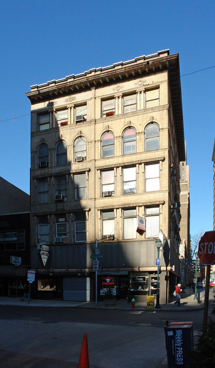 122-124 S 8th St in Philadelphia, PA - Building Photo