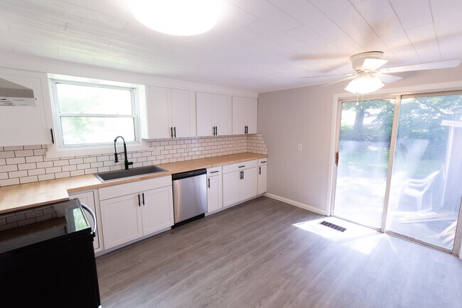 388 Independence Ct photo'