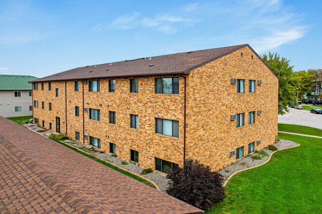 Campus Edge Apartments in Fargo, ND - Foto de edificio - Building Photo