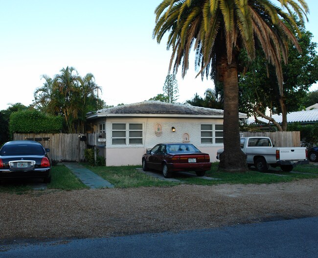 737 NE 16th Ave in Fort Lauderdale, FL - Building Photo - Building Photo