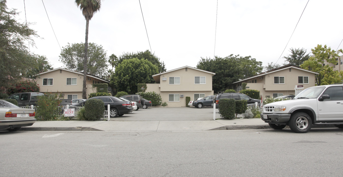 Whipple Apartments in North Hollywood, CA - Foto de edificio