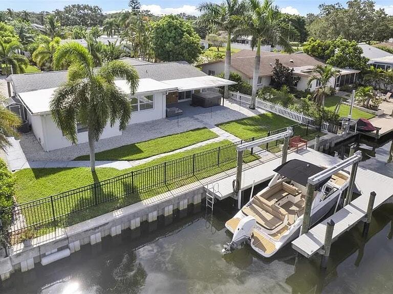 2164 Edythe Dr in Dunedin, FL - Building Photo
