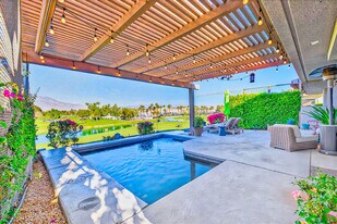 10 Colonial Dr in Rancho Mirage, CA - Building Photo