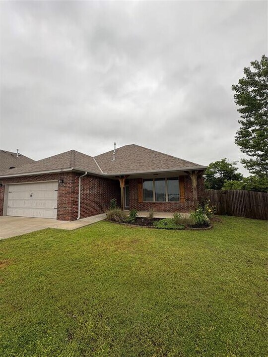 301 Timber Ln in Harrah, OK - Building Photo